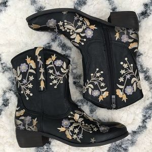 Embroidered floral cowboy boots💐
